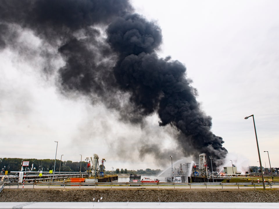 Schwarzer Rauch steigt bei BASF-Gebäude auf.