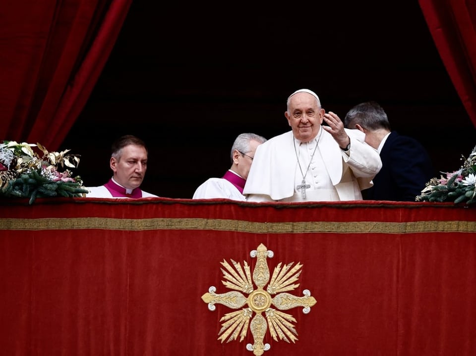 Papst Franziskus winkt vom Balkon auf dem Petersplatz in Rom.