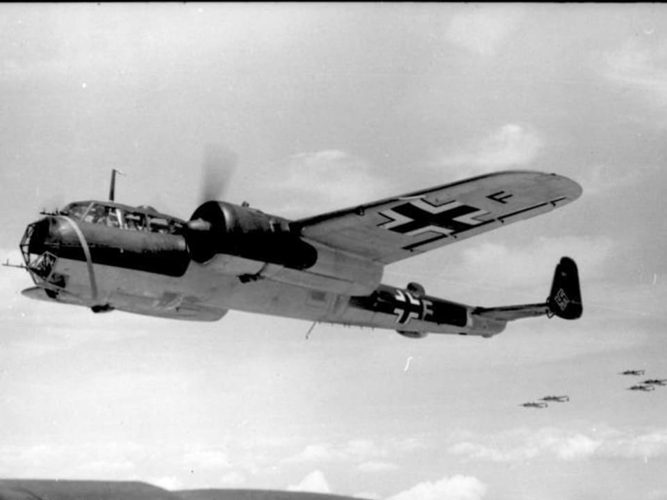 Ein Bomber vom Typ Dornier Do 17 beim Kriegseinsatz über Frankreich im Juni 1940.