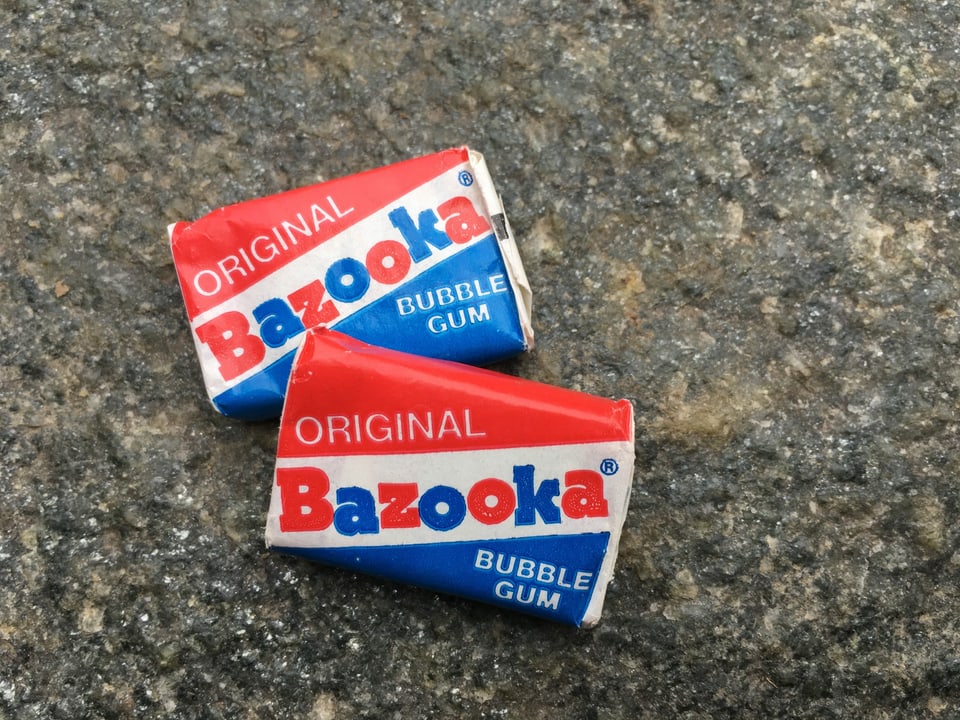 2 Päckchen Bazooka Kaugummi in Originalverpackung Rot Weiss Blau