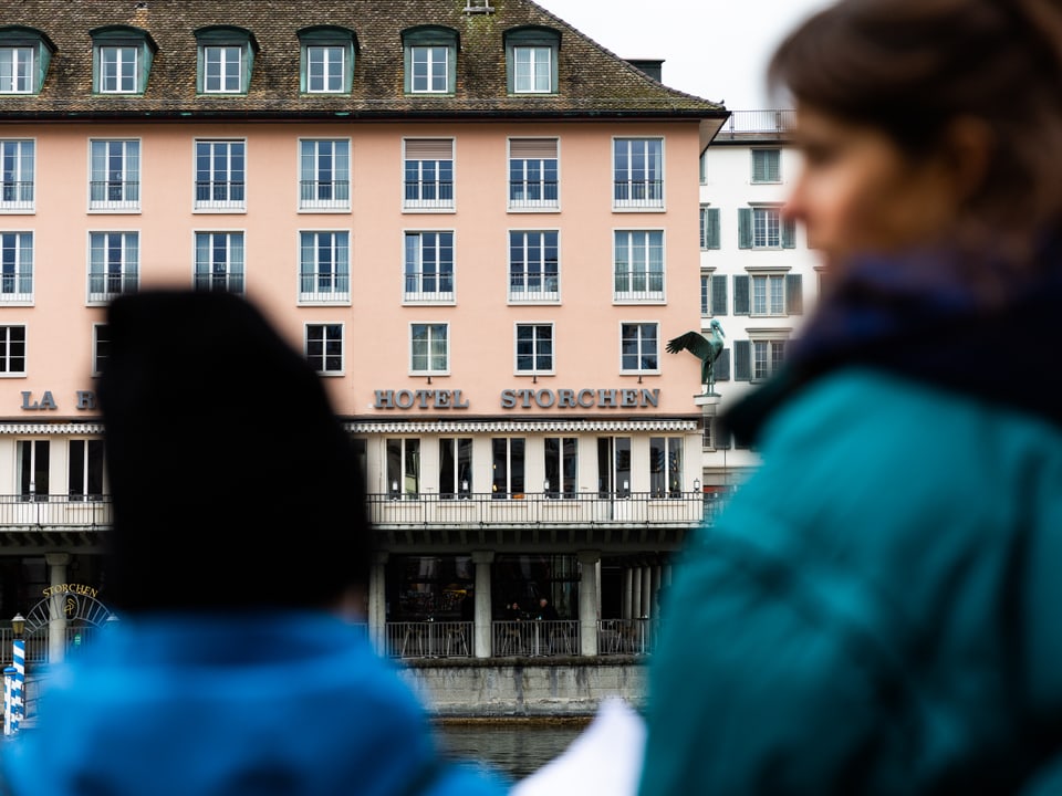 Im Herzen von Zürich Andris und Dania an der Limmat vis-à-vis vom Hotel Storchen