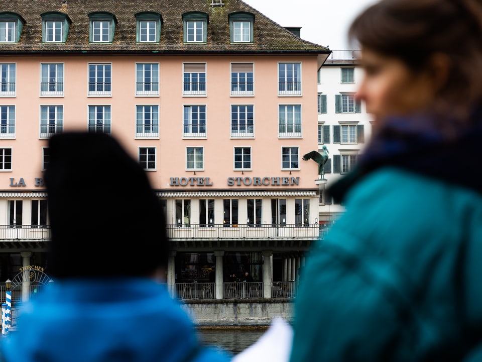 Andris und Dania an der Limmat vis-à-vis vom Hotel Storchen