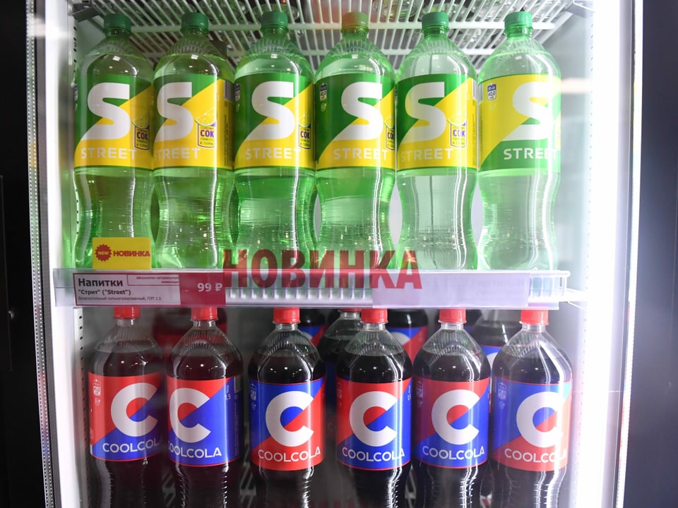 Kühlschrank gefüllt mit CoolCola und Fancy.