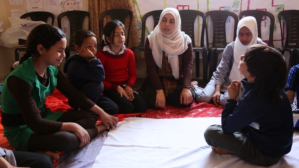 Enas Jouda aus Gaza hält eine Psychodramasitzung mit Kindern ab.