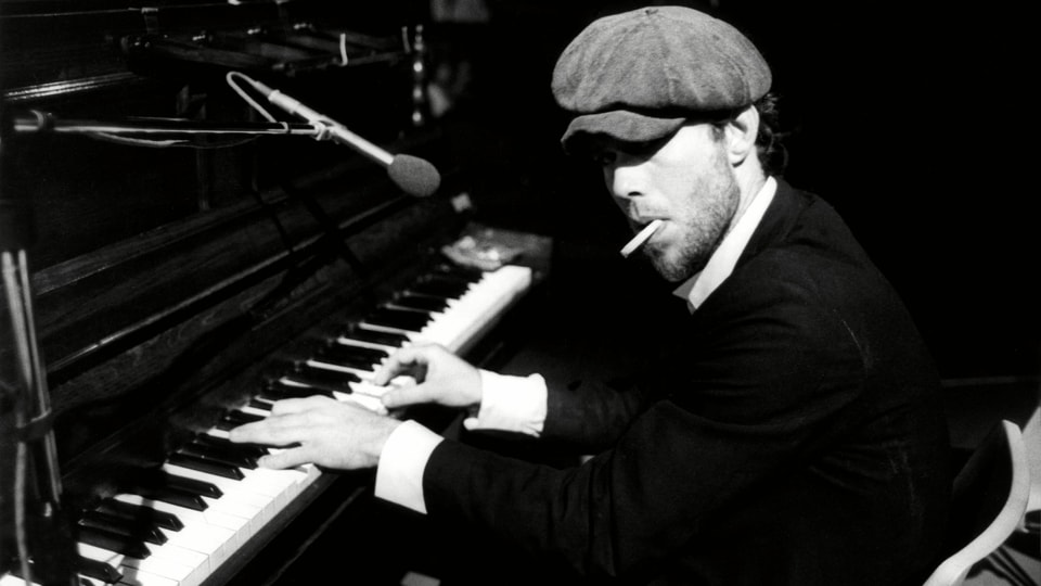 Ein Foto von Tom Waits am Piano, 1970.