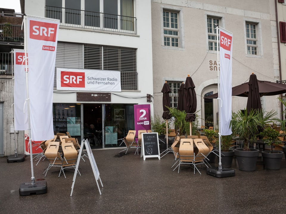 Der Eingang zur Cantina mit SRF Flaggen und SRF 2 Kultur Logo.