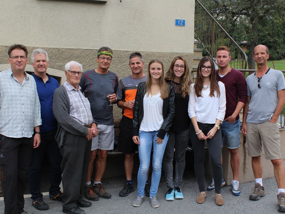 Die Schüler mit den Kandidaten und Unterstützern der CVP in Niedergampel.
