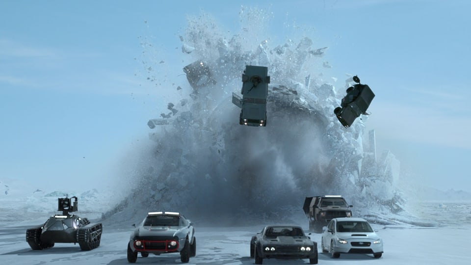 Ein Panzer und drei Autos versuchen einem Atom-U-Boot im ewigen Eis zu entkommen.