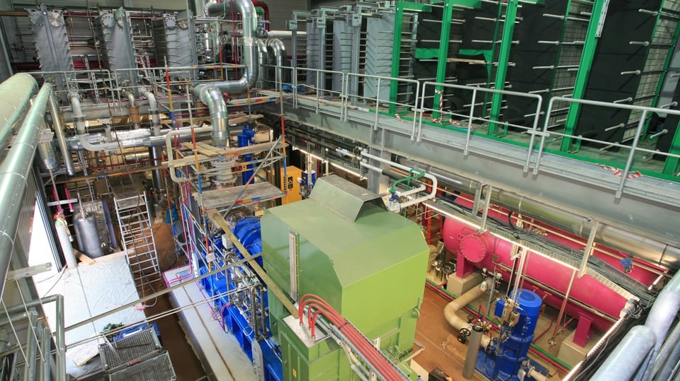 Verschiedene Rohre in einem Raum des Geothermie-Kraftwerks bei München