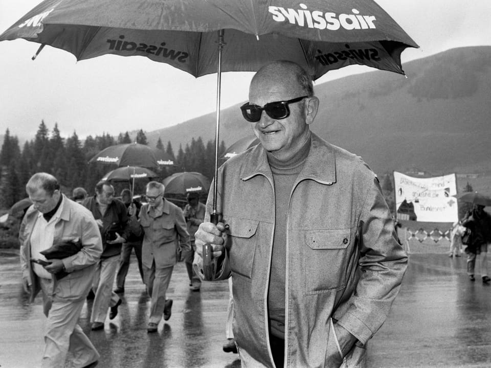 Alphons Egli mit Regenschirm am Bundesratsreisli.