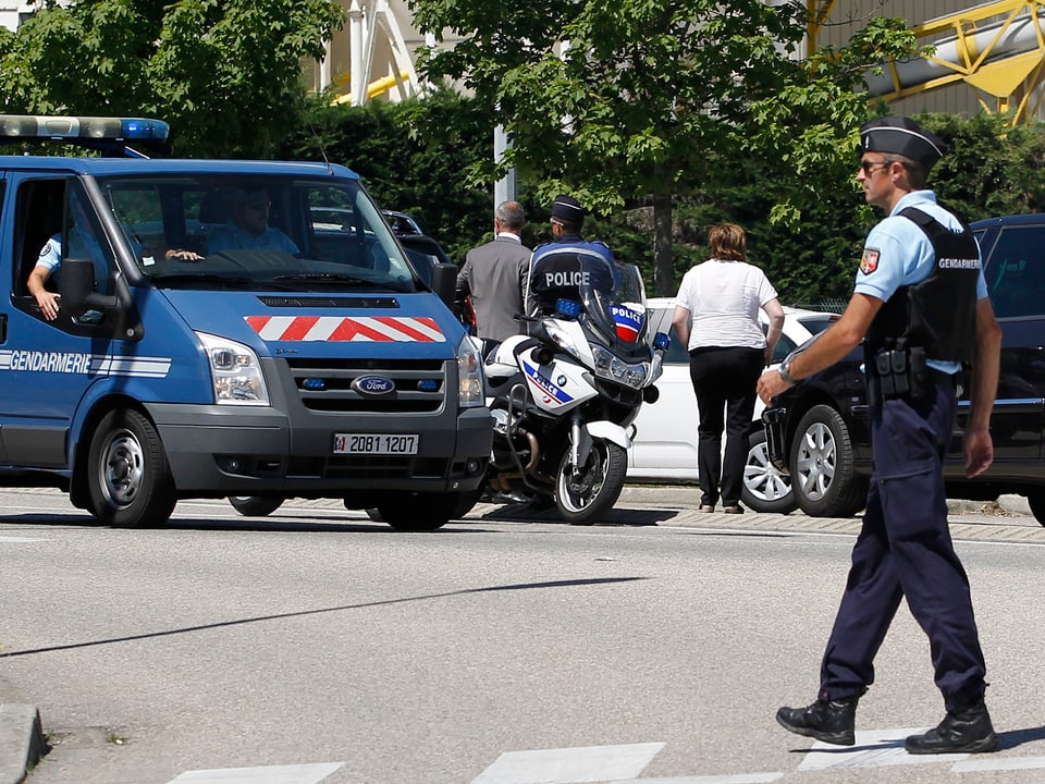Saint-Quentin-Fallavier: Die Gendarmerie ist nach dem Attentat mit einem Grossaufgebot vor Ort.