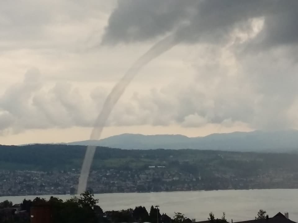 Am Samstagmorgen war diese Wasserhose am Oberen Zürichsee zu sehen.
