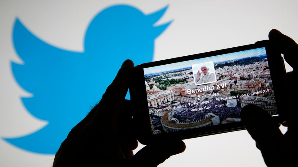 Smartphone mit dem Twitter-Konto des Papstes auf dem Display