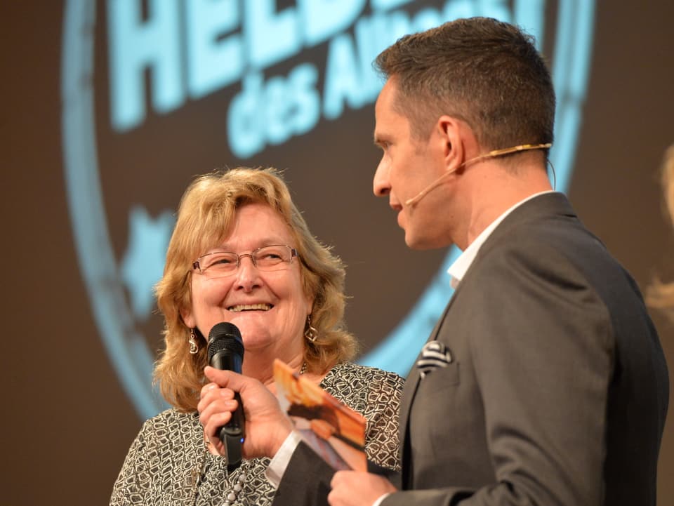 Adrian Küpfer im Gespräch mit Esther Schönmann, die den Titel im letzten Jahr erhalten hat.
