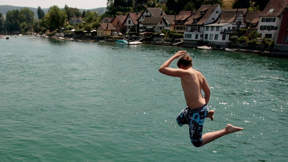 Jugendlicher springt in den Rhein bei Stein am Rhein.