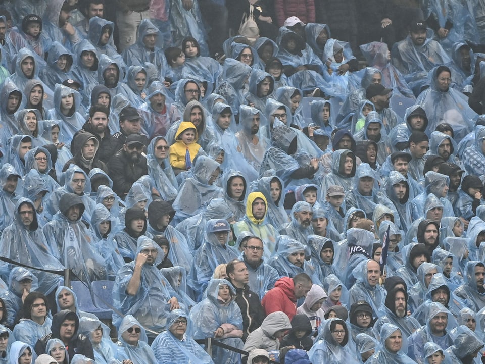 Fans in Montpellier trotzen mit Pelerinen dem Regen.