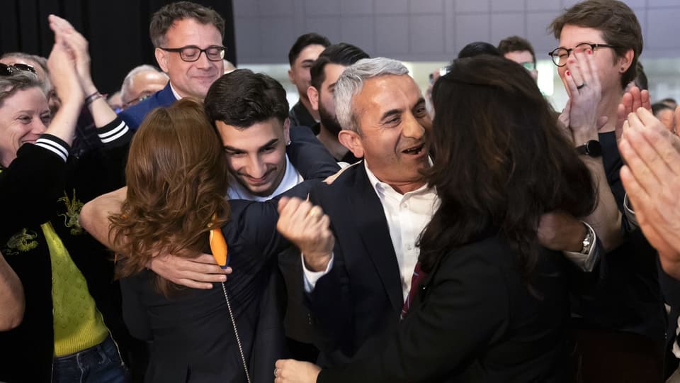 Mustafa Atici und weitere Menschen freuen sich nach seiner Wahl.