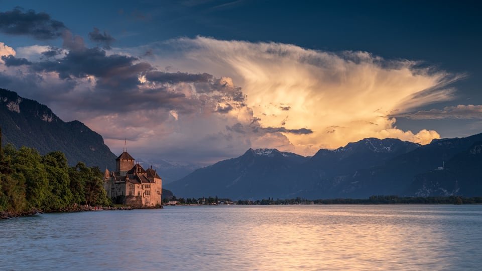 Eine Gewitterwolke über Schloss Chillon