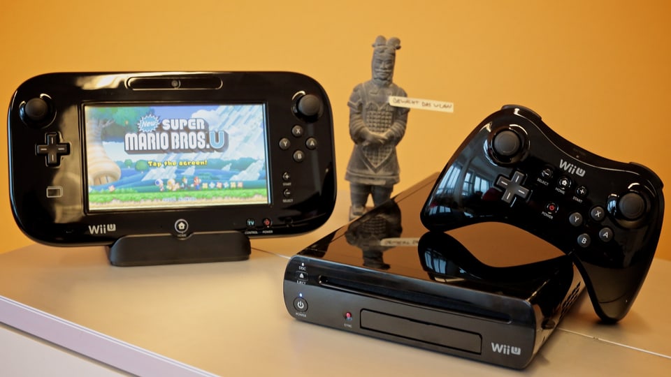 Gut bewacht: Wii U mit GamePad und Pro Controller.
