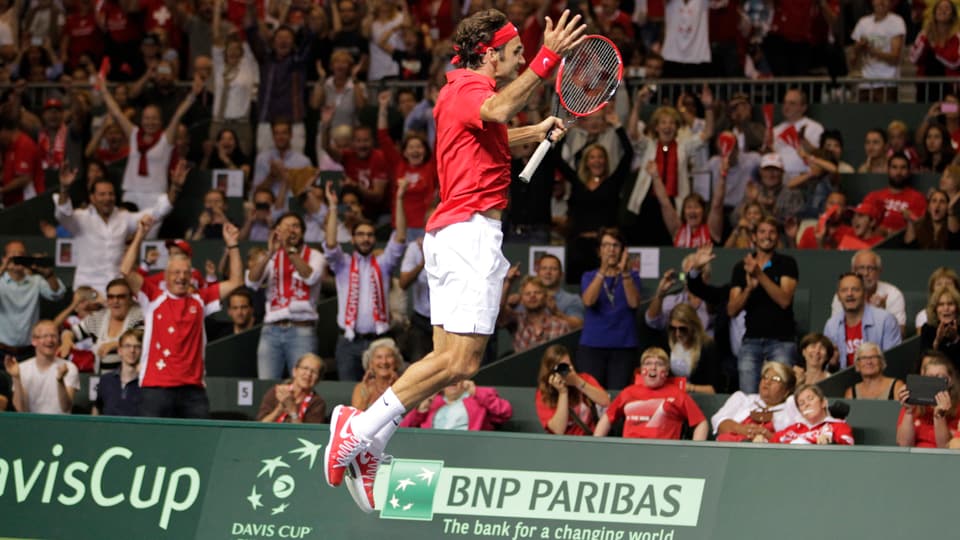 Federer springt aus Freude in die Höhe nach seinem Sieg im Halbfinal des Davis Cups.