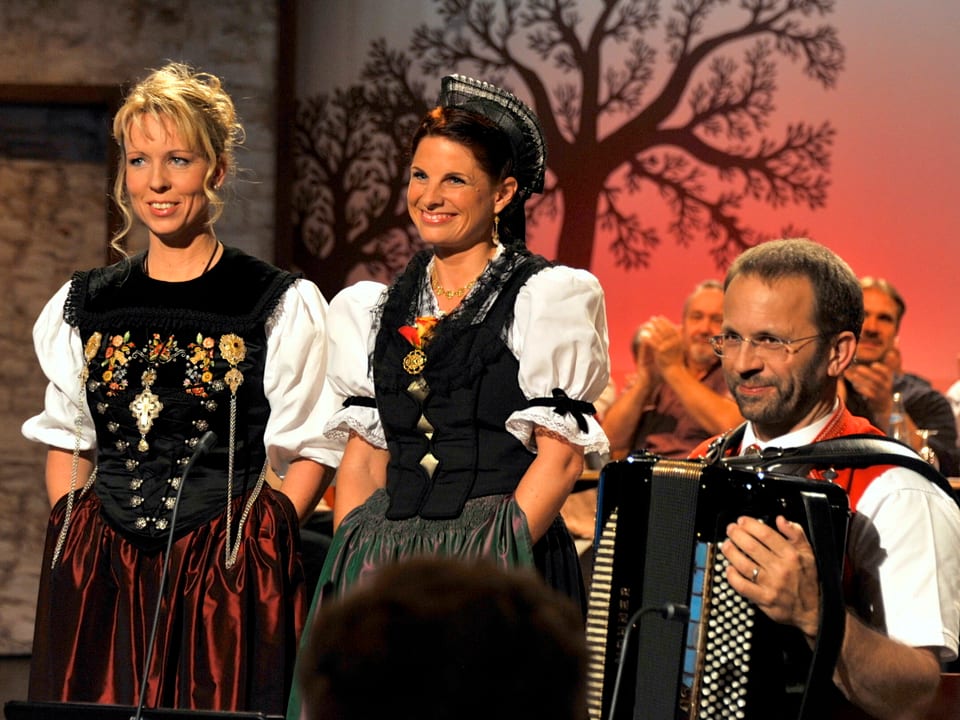 Das Jodelduett Andrea & Claudia begleitet von Dani Bösch.