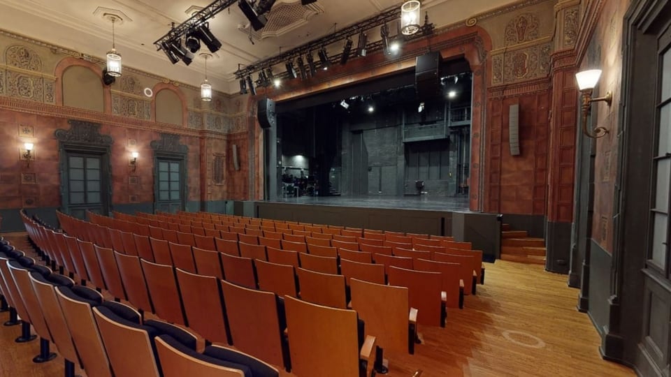 Theater Uri: Leerer Publikumssaal mit Bühne