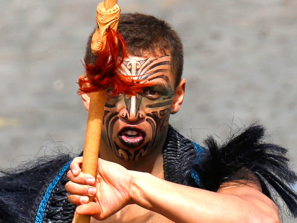 Maori-Krieger beim Angriff mit einer Lanze.