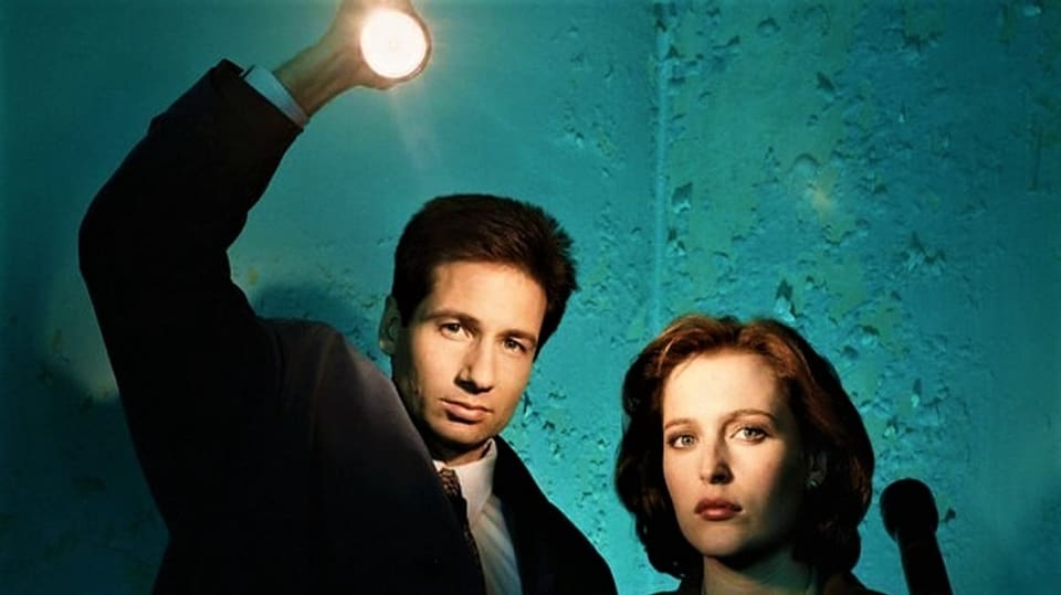 Mulder mit einer Taschenlampe.