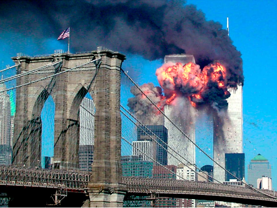 Die Twin Towers in New York, Rauch steigt auf. 