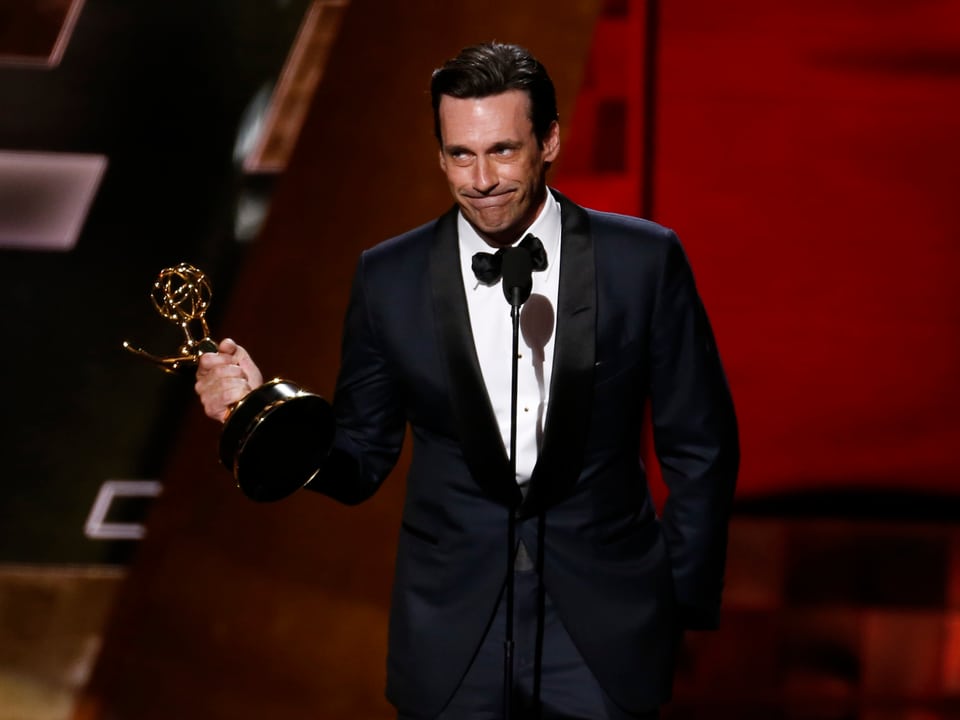 Die linke Hand in der Hosentasche, die rechte am erstmals gewonnen Emmy: «Mad Men»-Star Jon Hamm beginnt seine Dankesrede mit zusammengepressten Lippen.