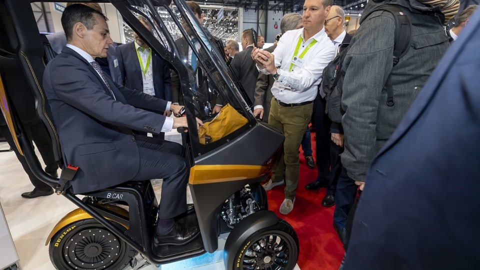 Bundesrat Ignazio Cassis testet einen Bicar am Genfer Automobil-Salon im März 2019.
