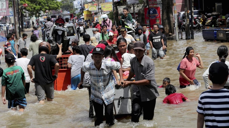 Orang-orang kewalahan oleh banjir.