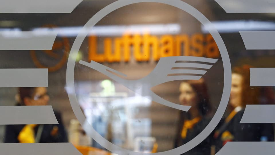 Das Lugo von Lufthansa vor einem Lufthansa-Schalter. (reuters)