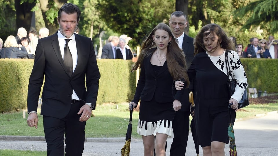 Gloria Burda (m.), ihre Mutter Sabrina Burda (r.) und John Juergens (l.) bei der Beerdigung von Udo Jürgens auf dem Zentralfriedhof in Wien.