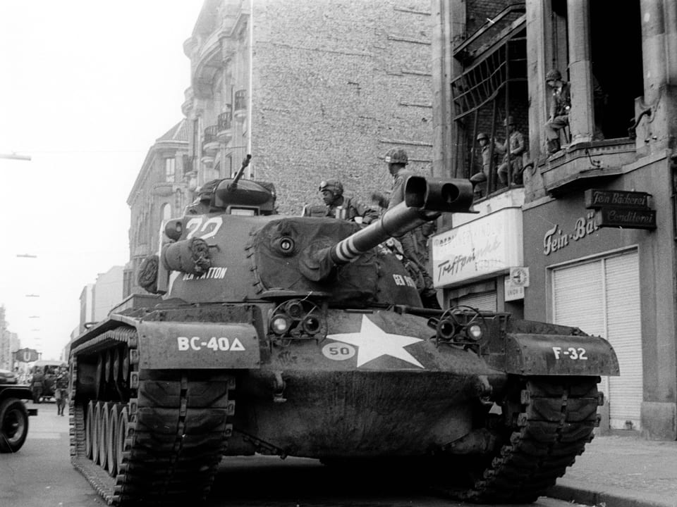 Panzer der US-Army am Checkpoint Charlie