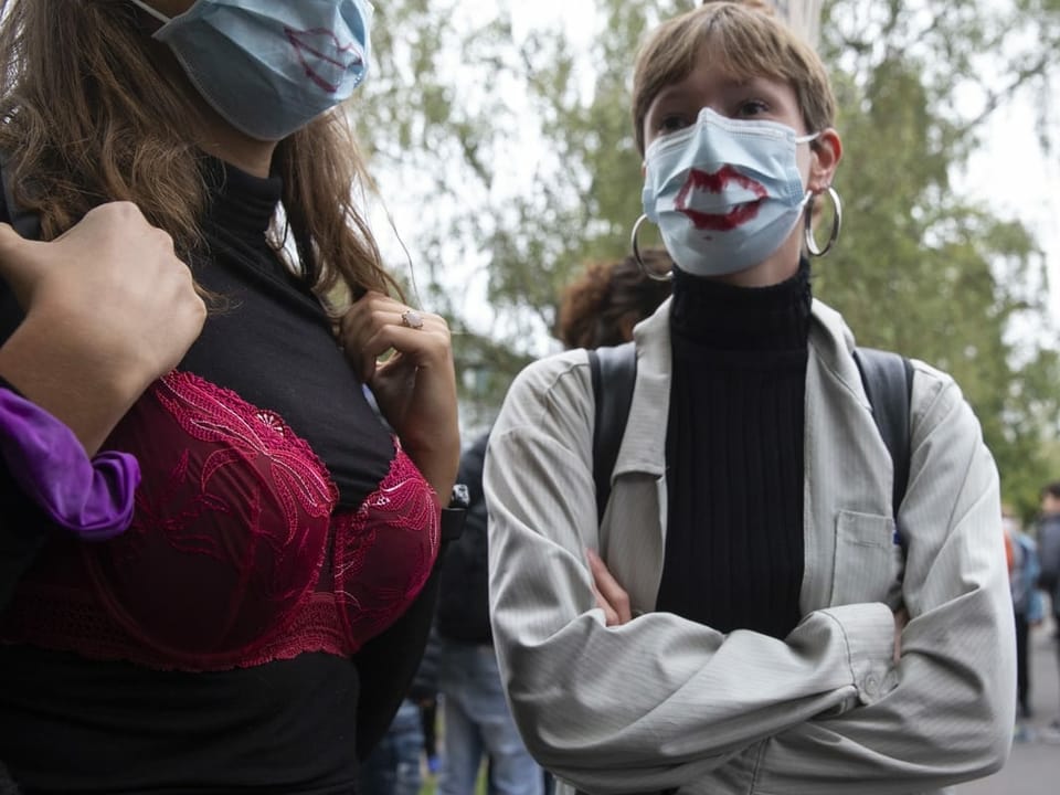 Zwei Schülerinnen protestieren gegen die Kleidervorschriften in Genf.