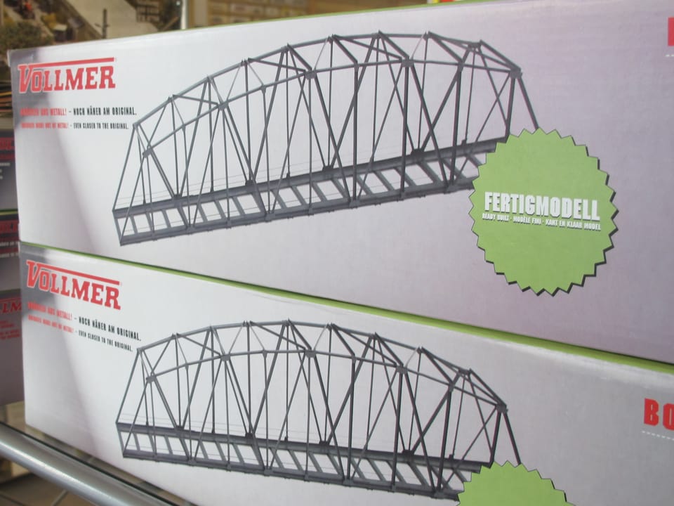 Kartons mit fertigen Modellbau-Eisenbahnbrücken