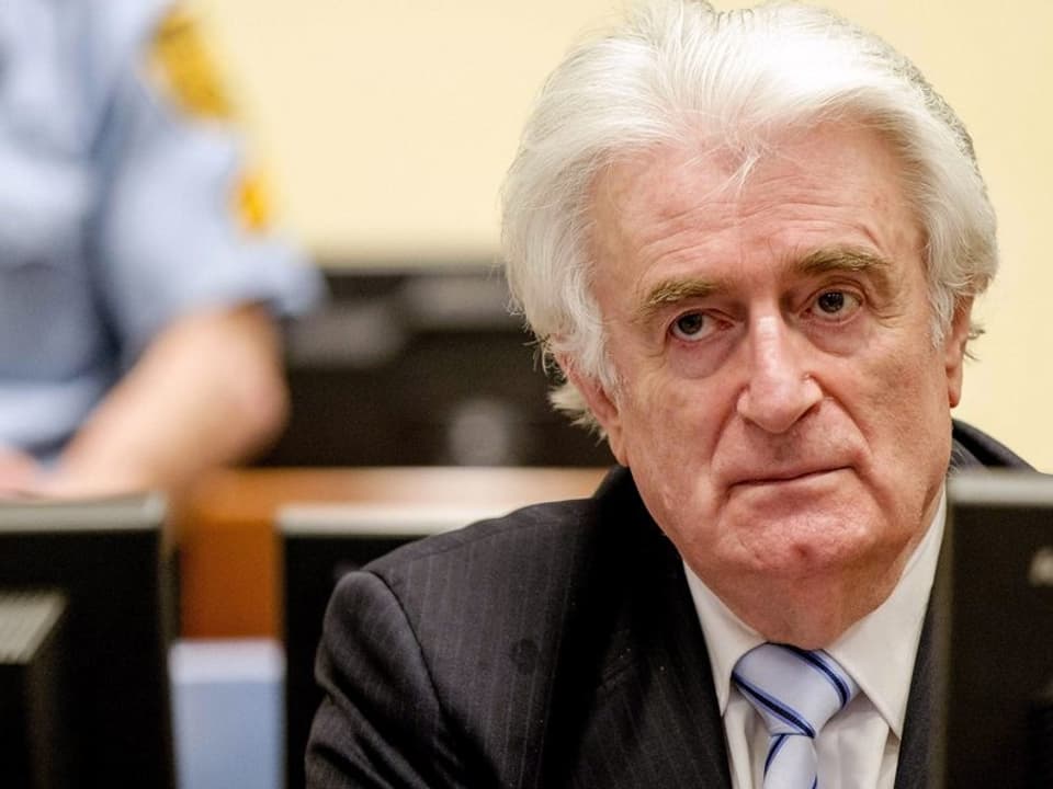 Radovan Karadžić sitzt im Gerichtssaal