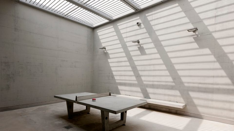Eine Tischtennisplatte im Gefängnis von Lenzburg.