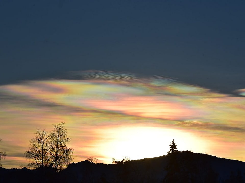 Langnau i/E Wolken in Regenbogenfarben.