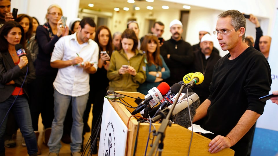 Der Sohn von Ariel Scharon, Galid Scharon, spricht im Krankenhaus vor Journalisten.