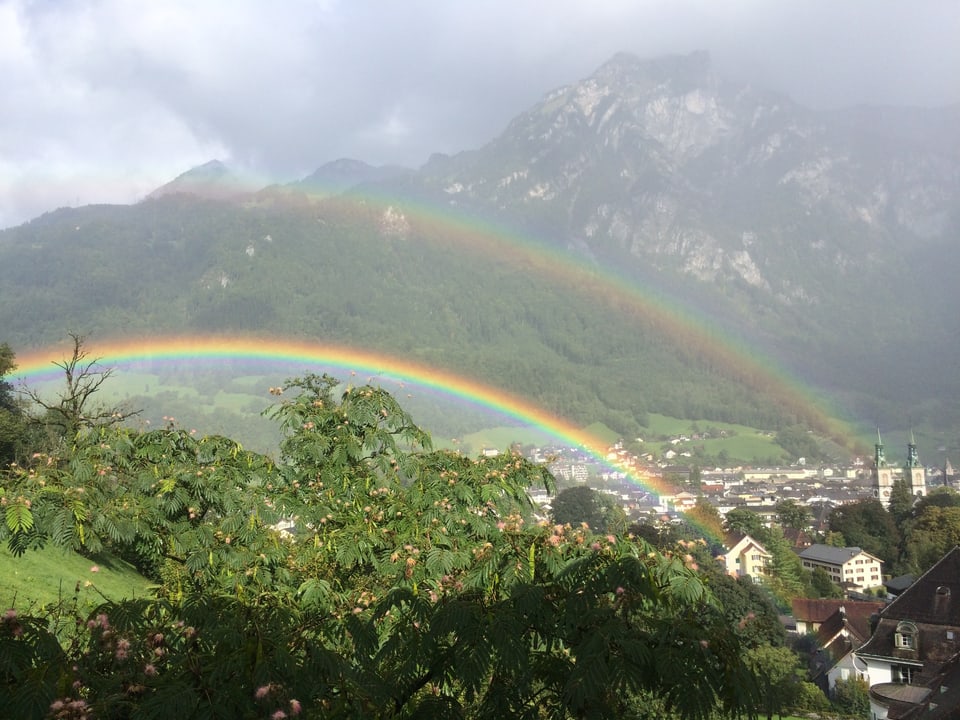 Berge und Regenbogen.