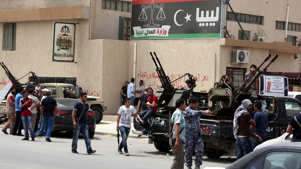 Bewaffnete Kämpfer vor den Ministerien in Tripolis.