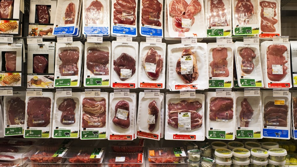 Auswahl an Fleischprodukten im Kühlregal