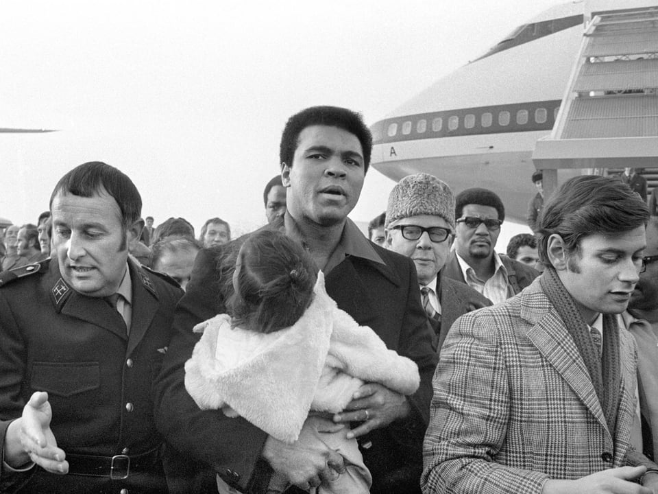 Muhammad Ali bei seiner Ankunft 1971 in Kloten mit seiner kleinen Tochter auf dem Arm.