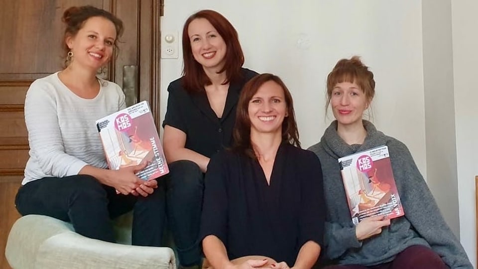 Vier Frauen halten Magazine in der Hand