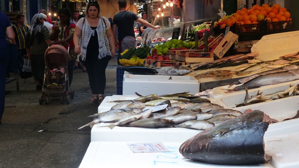 Fische auf einer Auslage im Kapani-Markt.