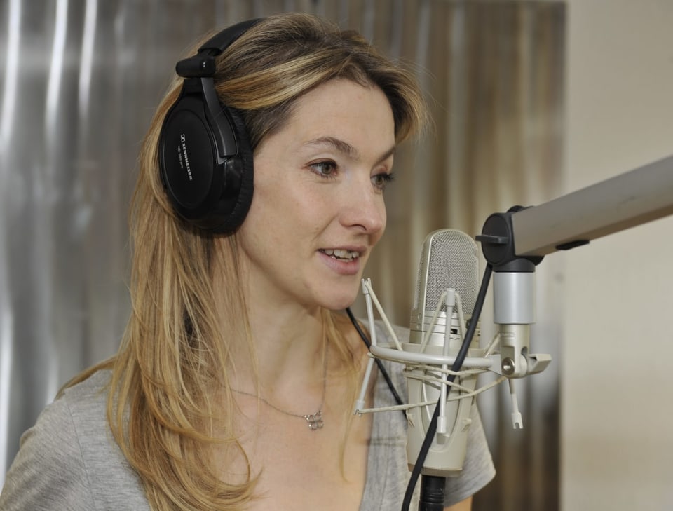 Das Bild zeigt eine Frau in einem Radiostudio. 