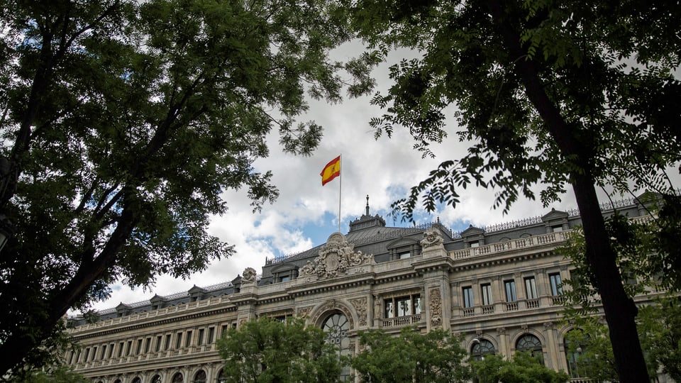 Die spanische Flagge weht über der Zentralbank in Madrid