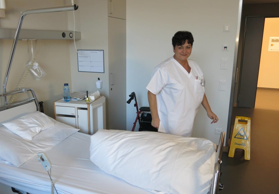 Ein Spitalbett mit einer Krankenschwester